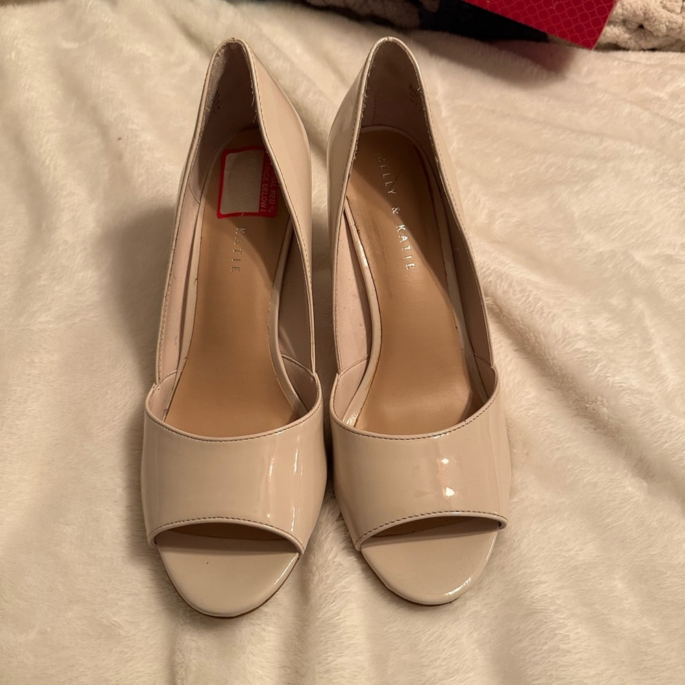 NWT peep-toe pumps in nude. Size 10. Never worn.